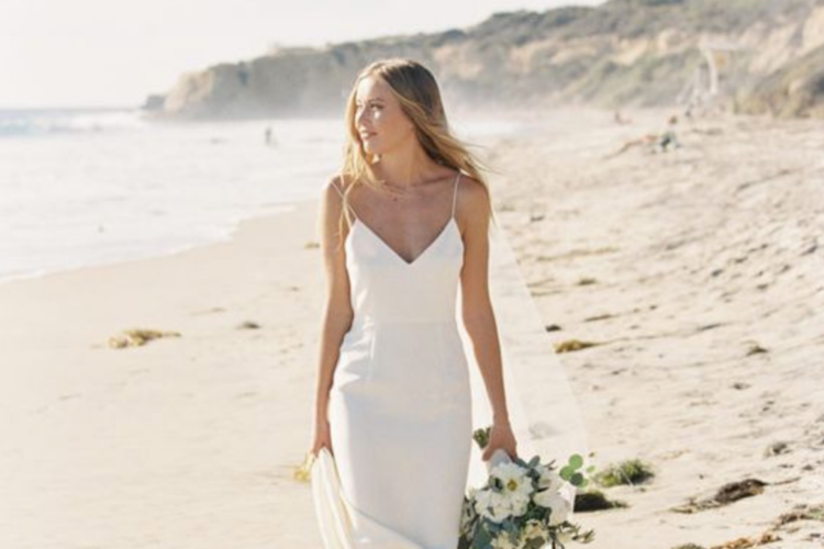 abito da sposa per il matrimonio in spiaggia
